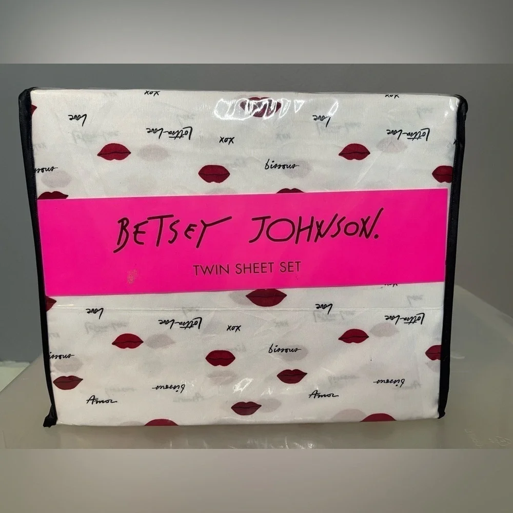 NWT Betsey Johnson Love Lips Twin Sheet Set Red White Kiss Print Dorm Bedding